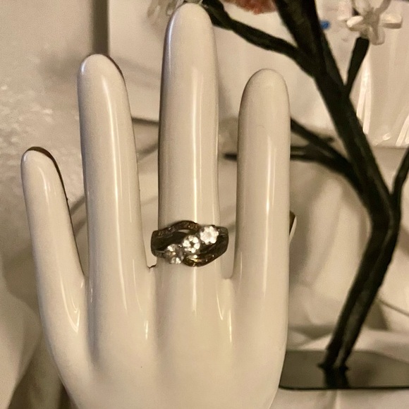 A beautiful & different solid gold diamond & black diamond women’s ring - Picture 5 of 6